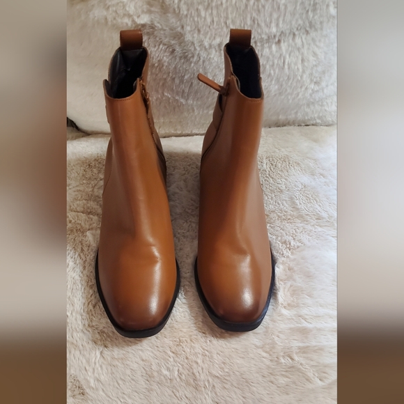 Chic Cole Haan  Leather Tan Ankle Boots with Buckle Detail. 8 1/2 B - Picture 4 of 12